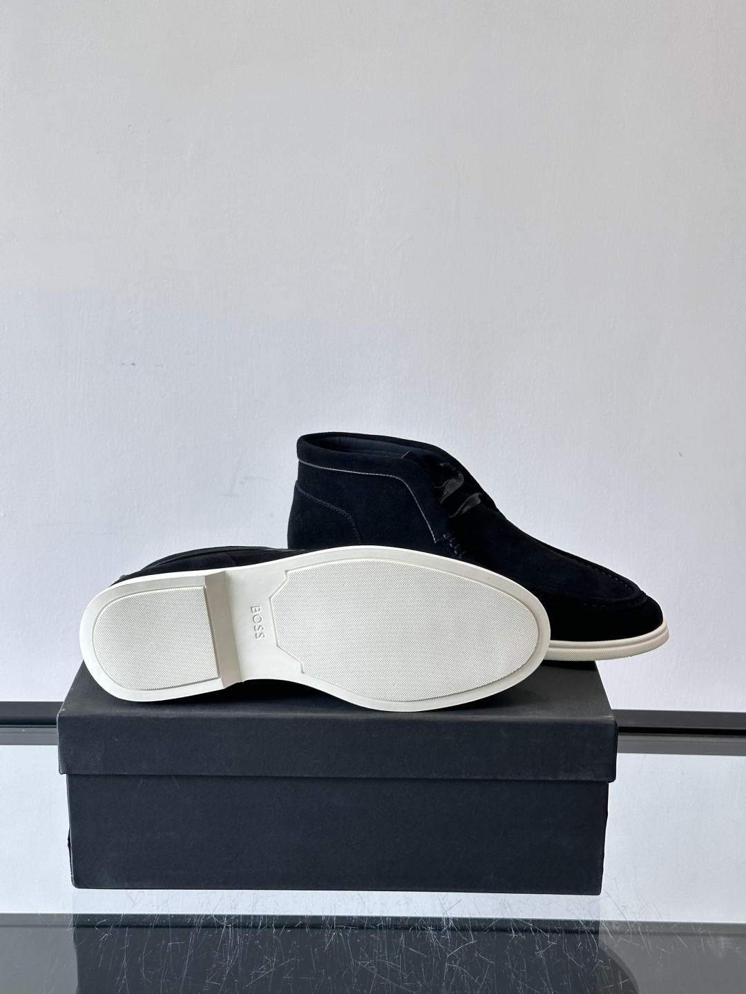 boss 25ss男士短靴一眼就心动的短靴 一脚蹬 超级有调性的一款一脚蹬靴子 面料原版一致 采用牛反毛