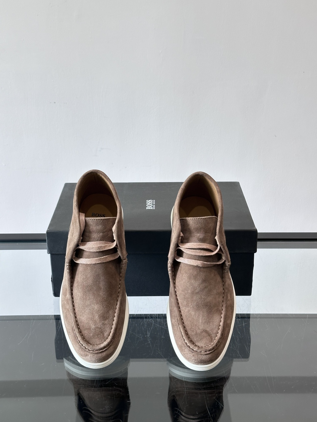 boss 25ss男士短靴一眼就心动的短靴 一脚蹬 超级有调性的一款一脚蹬靴子 面料原版一致 采用牛反毛