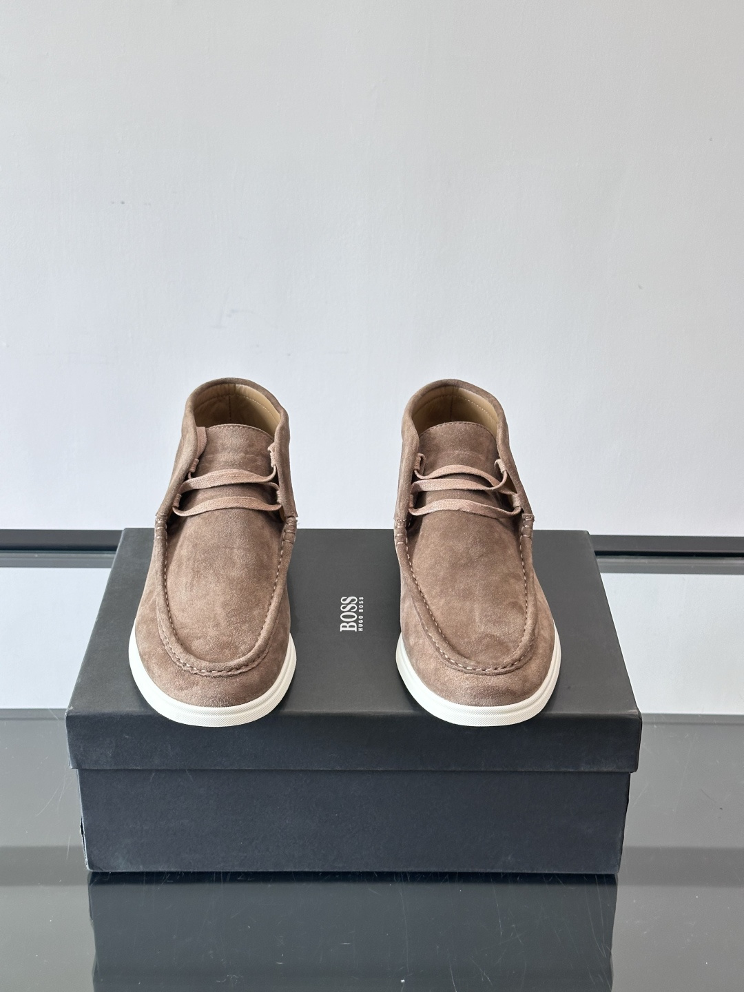 boss 25ss男士短靴一眼就心动的短靴 一脚蹬 超级有调性的一款一脚蹬靴子 面料原版一致 采用牛反毛