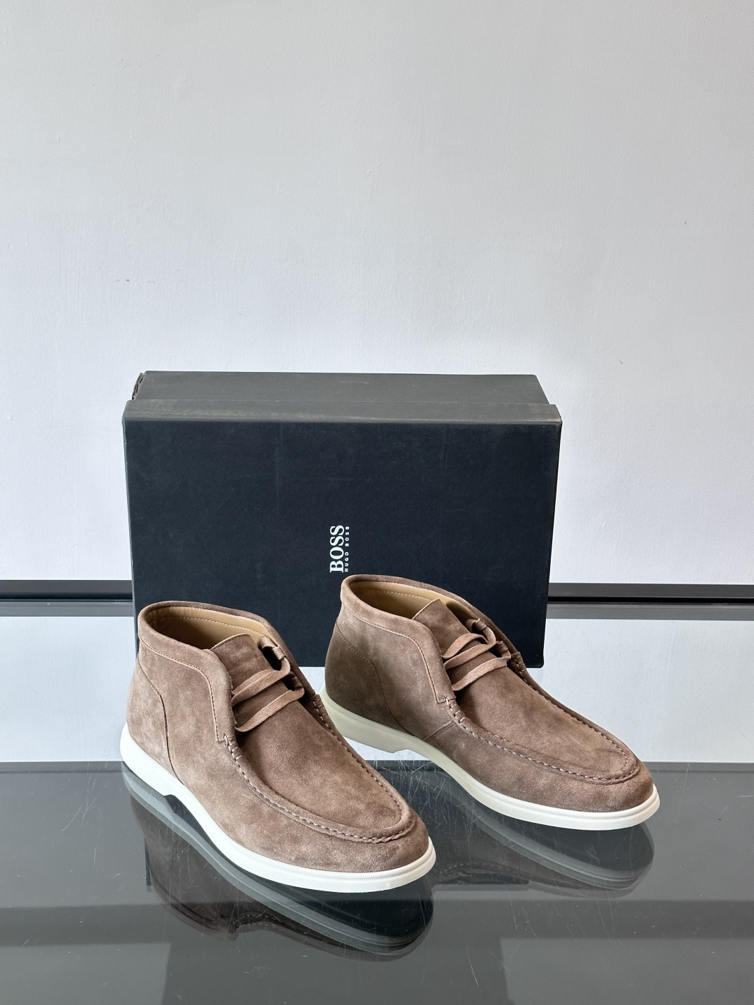 boss 25ss男士短靴一眼就心动的短靴 一脚蹬 超级有调性的一款一脚蹬靴子 面料原版一致 采用牛反毛