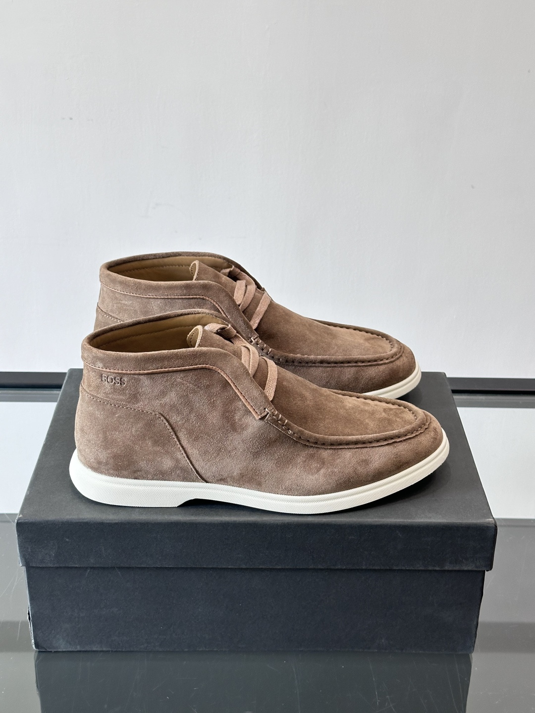 boss 25ss男士短靴一眼就心动的短靴 一脚蹬 超级有调性的一款一脚蹬靴子 面料原版一致 采用牛反毛