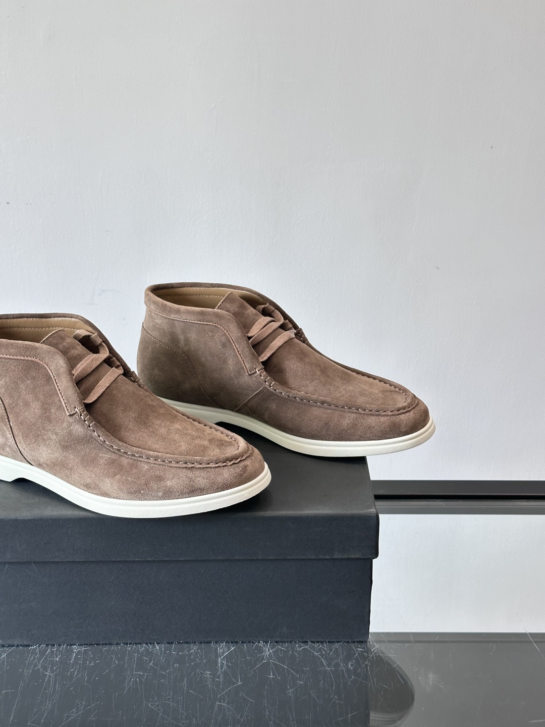 boss 25ss男士短靴一眼就心动的短靴 一脚蹬 超级有调性的一款一脚蹬靴子 面料原版一致 采用牛反毛