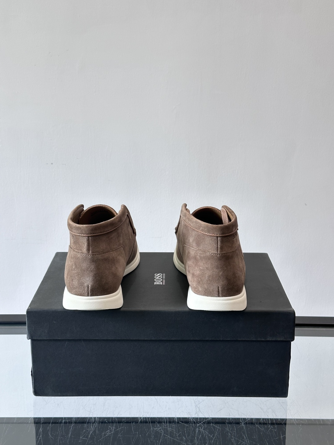 boss 25ss男士短靴一眼就心动的短靴 一脚蹬 超级有调性的一款一脚蹬靴子 面料原版一致 采用牛反毛