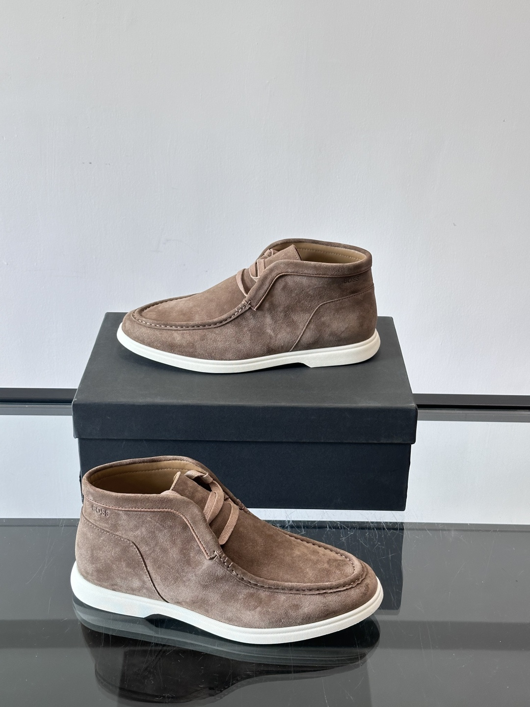 boss 25ss男士短靴一眼就心动的短靴 一脚蹬 超级有调性的一款一脚蹬靴子 面料原版一致 采用牛反毛