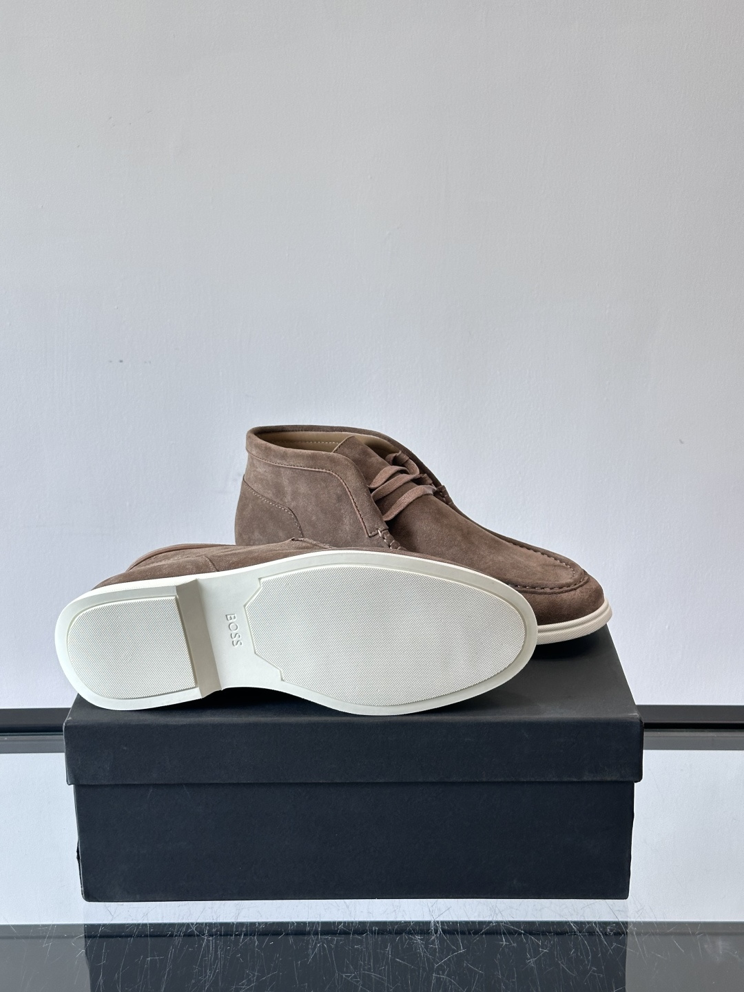 boss 25ss男士短靴一眼就心动的短靴 一脚蹬 超级有调性的一款一脚蹬靴子 面料原版一致 采用牛反毛