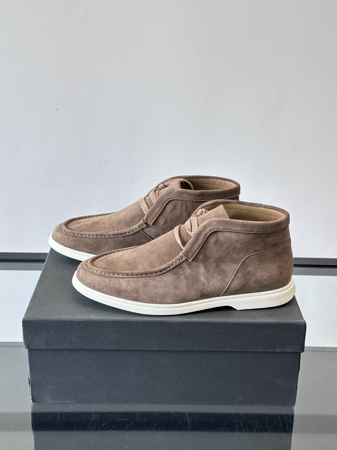 boss 25ss男士短靴一眼就心动的短靴 一脚蹬 超级有调性的一款一脚蹬靴子 面料原版一致 采用牛反毛