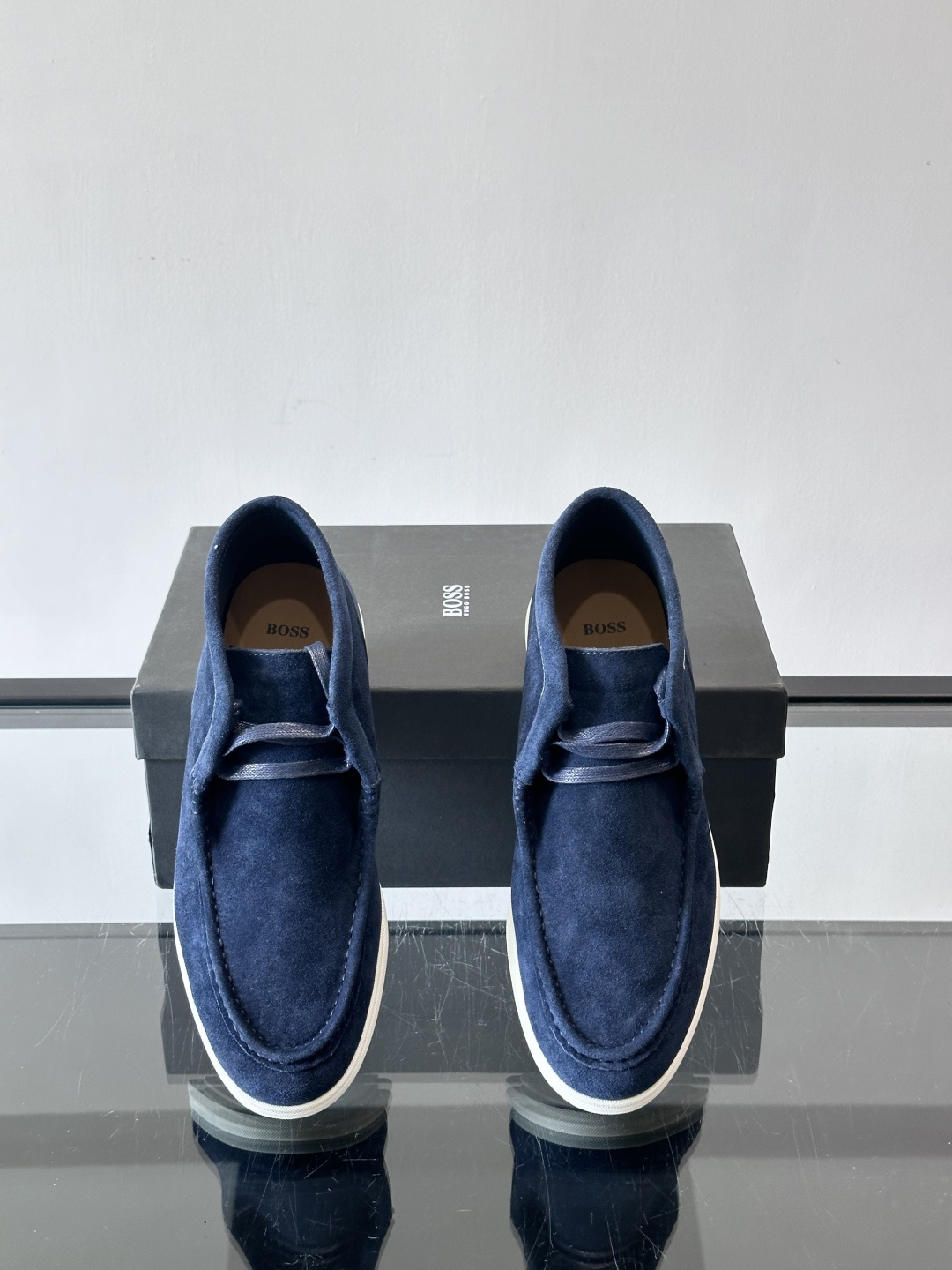 boss 25ss男士短靴一眼就心动的短靴 一脚蹬 超级有调性的一款一脚蹬靴子 面料原版一致 采用牛反毛