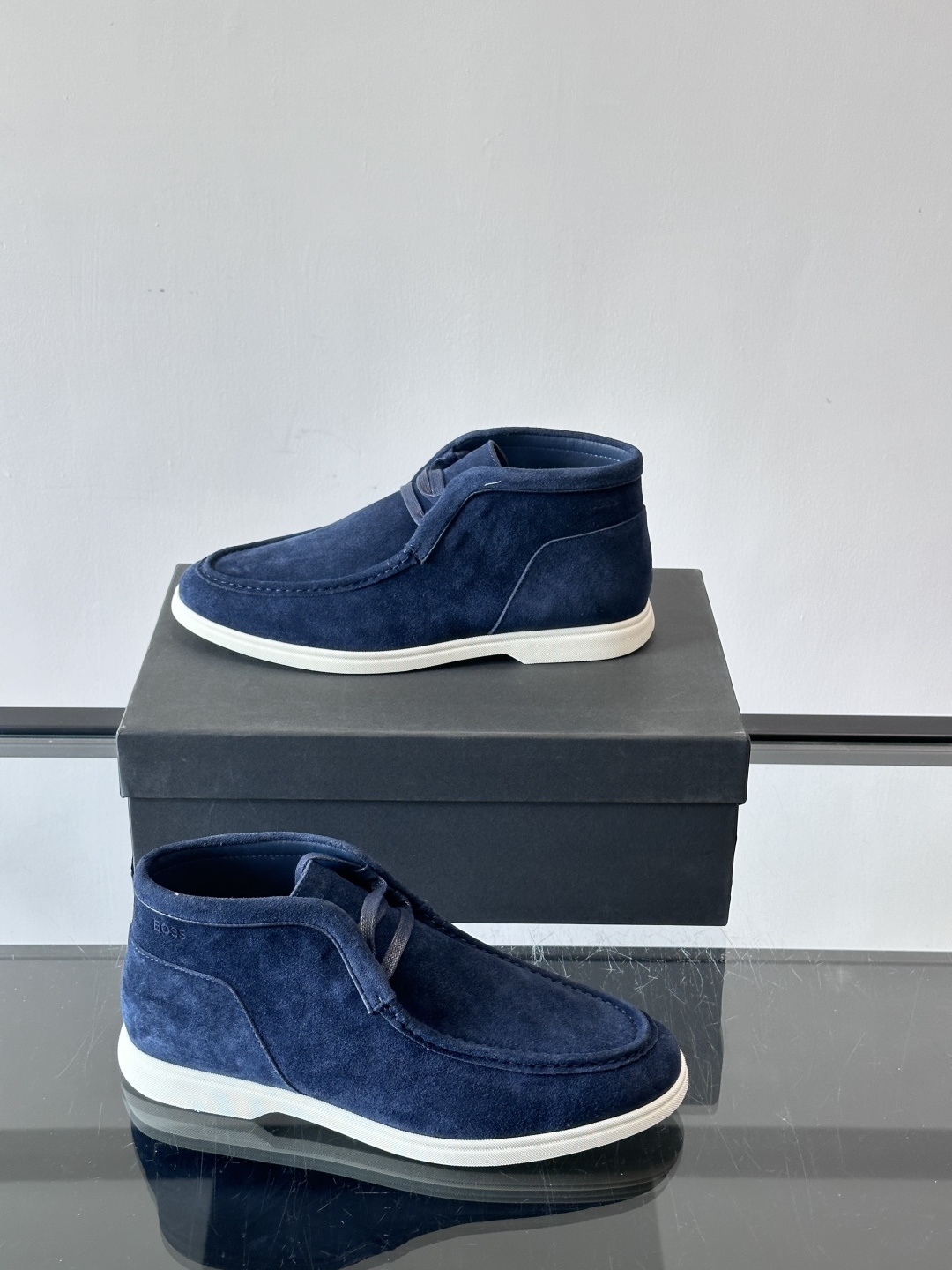 boss 25ss男士短靴一眼就心动的短靴 一脚蹬 超级有调性的一款一脚蹬靴子 面料原版一致 采用牛反毛