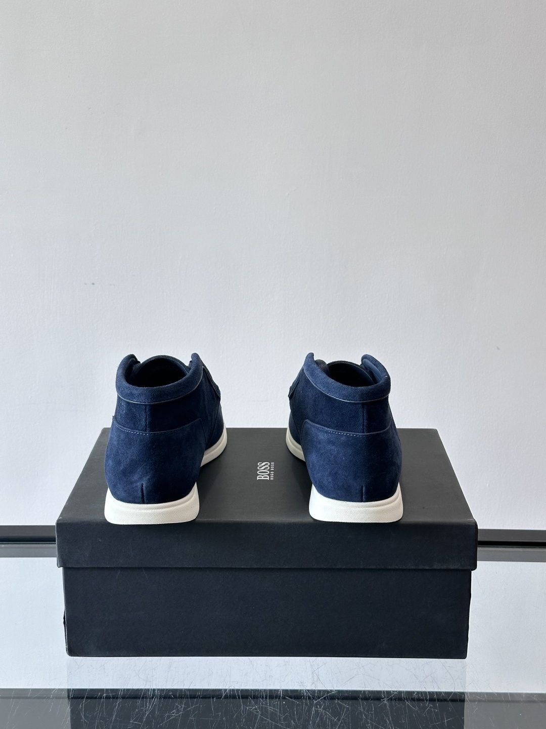 boss 25ss男士短靴一眼就心动的短靴 一脚蹬 超级有调性的一款一脚蹬靴子 面料原版一致 采用牛反毛