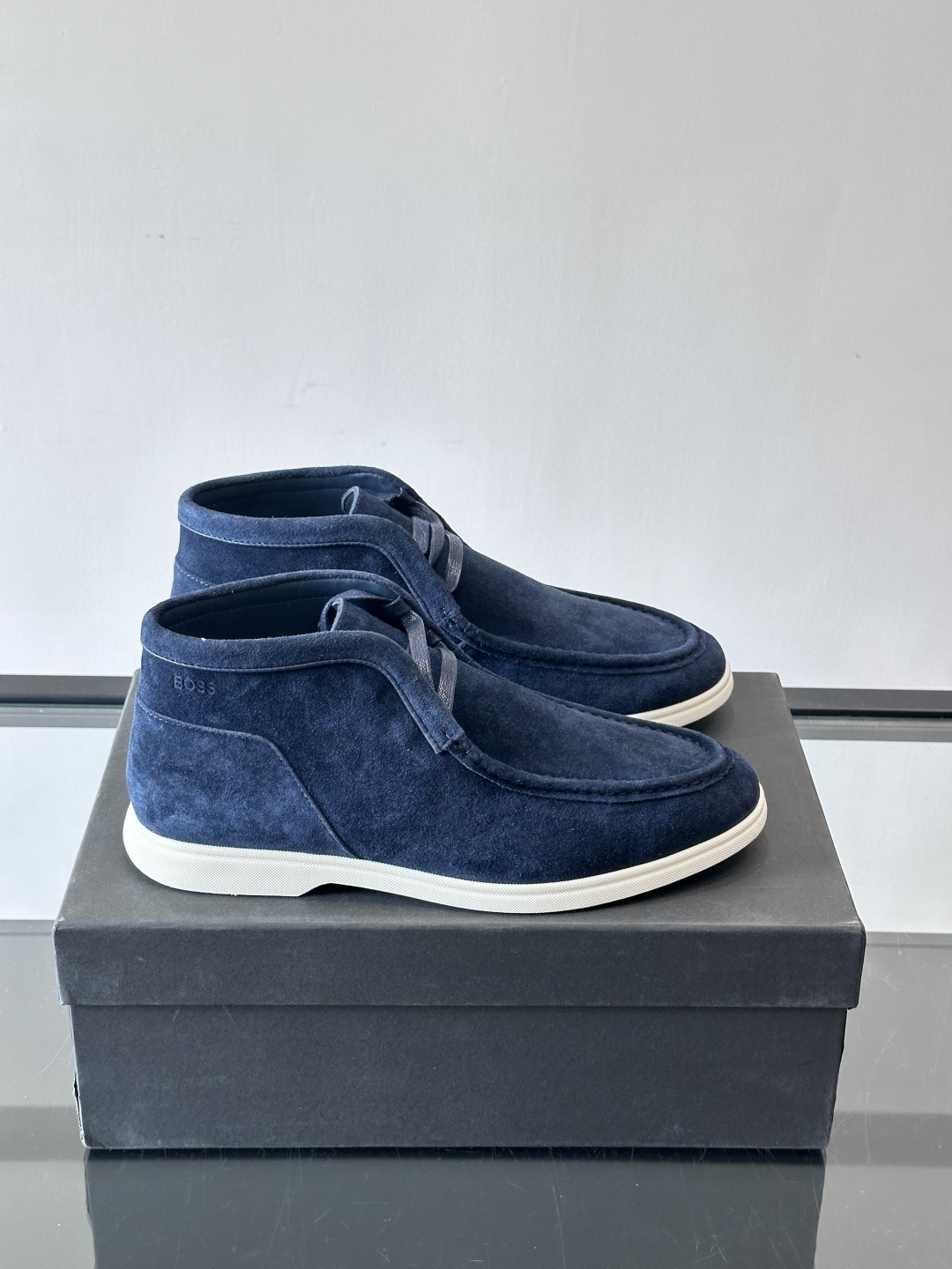 boss 25ss男士短靴一眼就心动的短靴 一脚蹬 超级有调性的一款一脚蹬靴子 面料原版一致 采用牛反毛