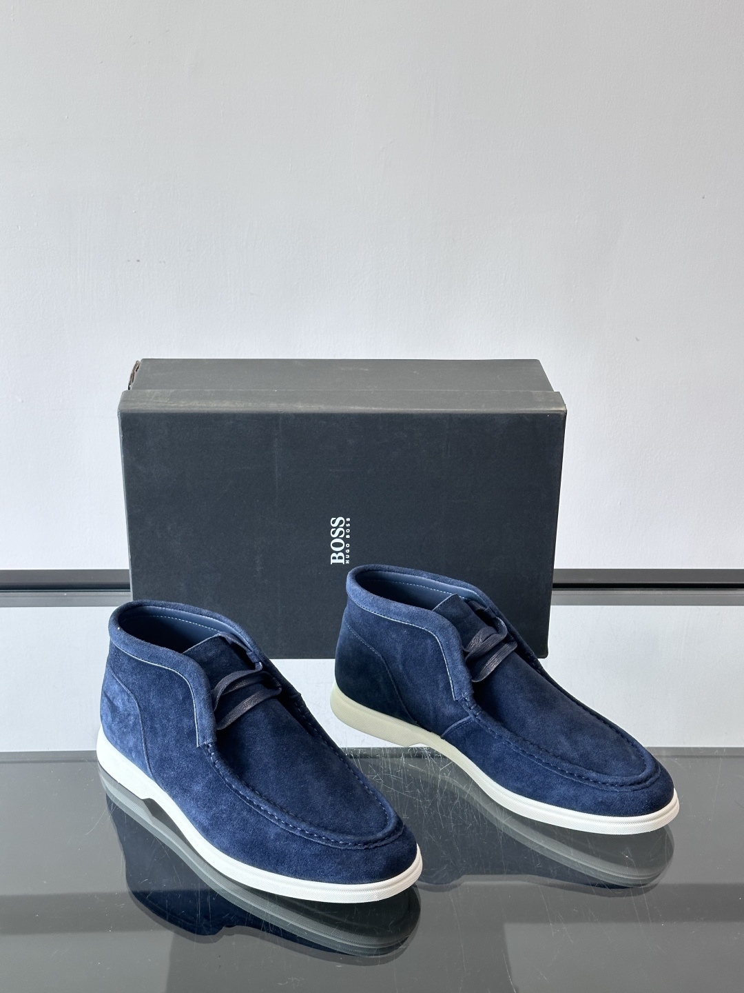 boss 25ss男士短靴一眼就心动的短靴 一脚蹬 超级有调性的一款一脚蹬靴子 面料原版一致 采用牛反毛