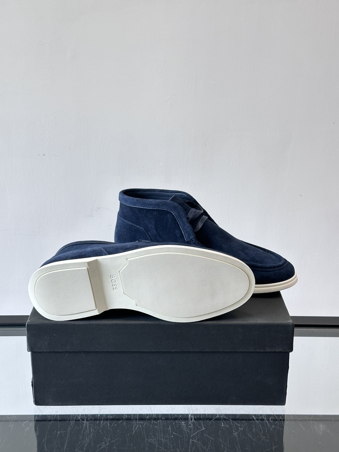 boss 25ss男士短靴一眼就心动的短靴 一脚蹬 超级有调性的一款一脚蹬靴子 面料原版一致 采用牛反毛