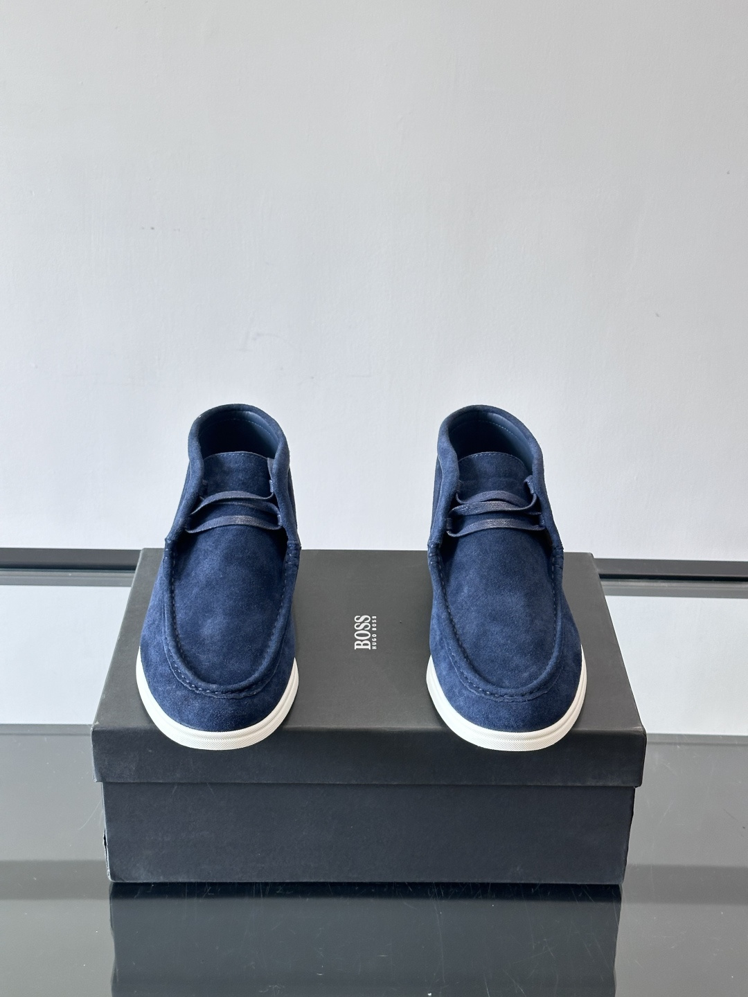 boss 25ss男士短靴一眼就心动的短靴 一脚蹬 超级有调性的一款一脚蹬靴子 面料原版一致 采用牛反毛