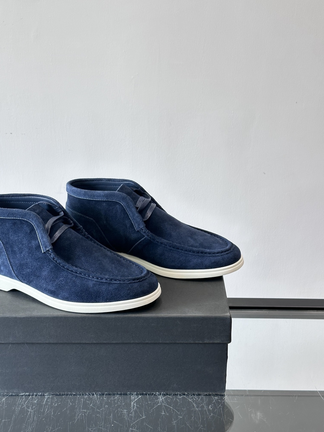 boss 25ss男士短靴一眼就心动的短靴 一脚蹬 超级有调性的一款一脚蹬靴子 面料原版一致 采用牛反毛