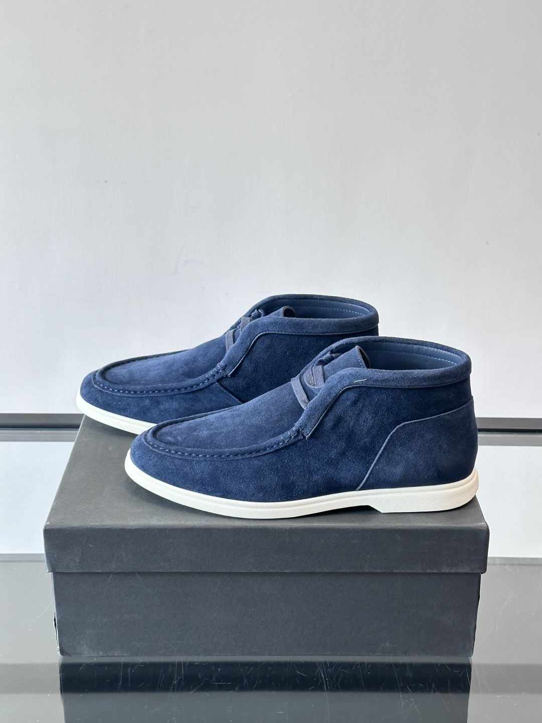 boss 25ss男士短靴一眼就心动的短靴 一脚蹬 超级有调性的一款一脚蹬靴子 面料原版一致 采用牛反毛