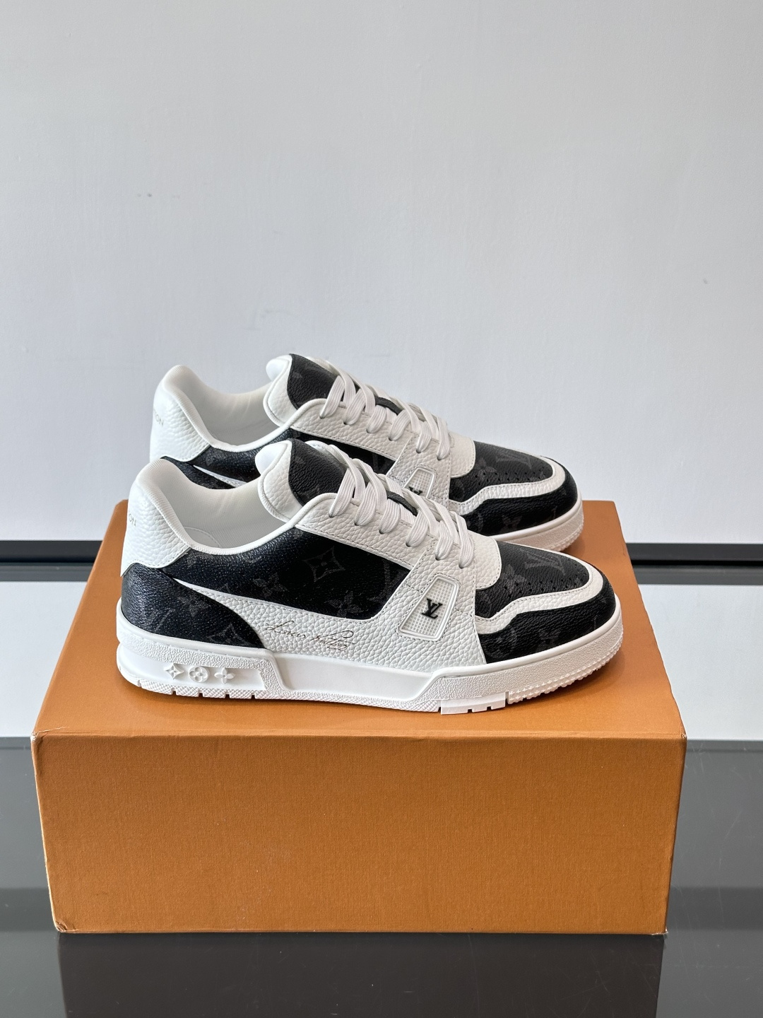 驴家 新配色 trainer运动鞋，本款 LV Trainer 运动鞋取材柔软粒面小牛皮，呈现纯净色调，