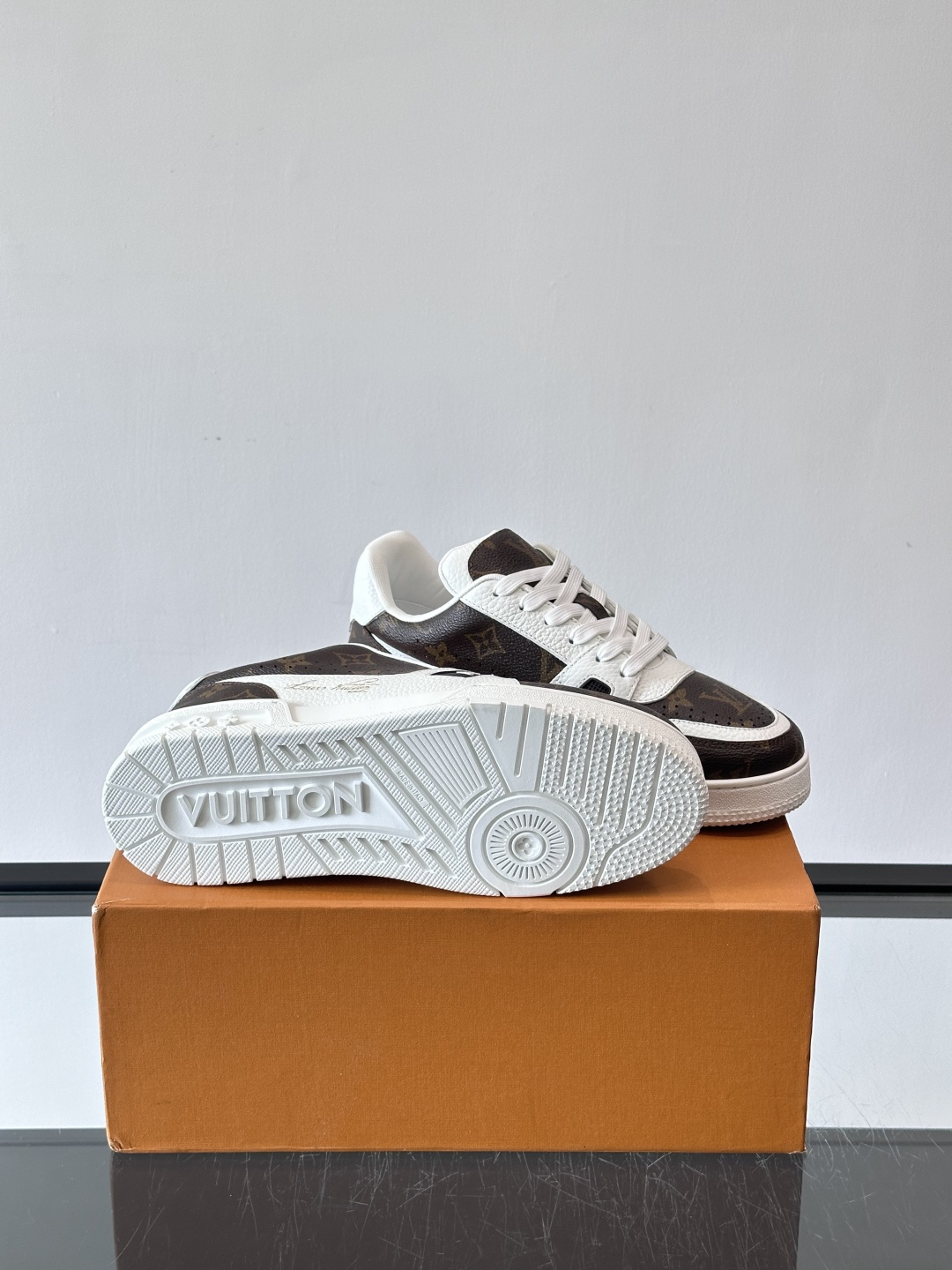 驴家 新配色 trainer运动鞋，本款 LV Trainer 运动鞋取材柔软粒面小牛皮，呈现纯净色调，