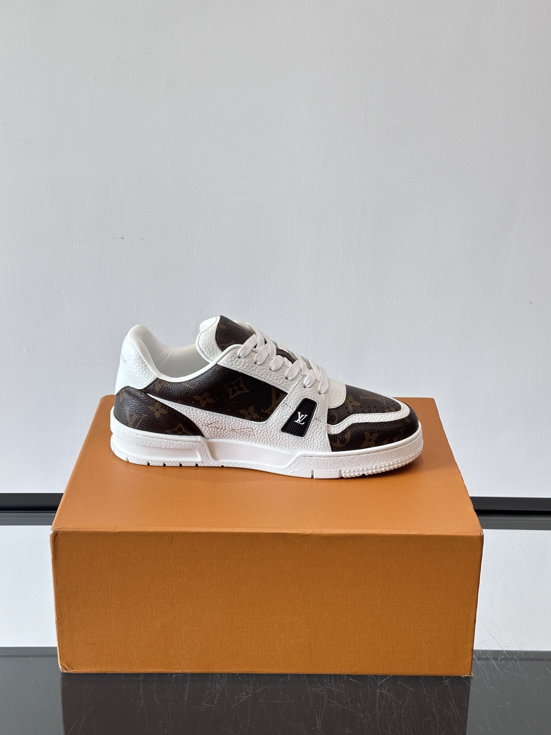 驴家 新配色 trainer运动鞋，本款 LV Trainer 运动鞋取材柔软粒面小牛皮，呈现纯净色调，