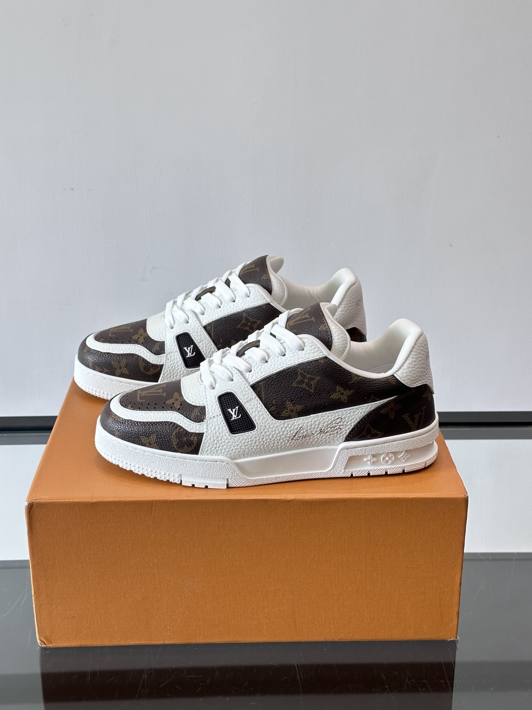 驴家 新配色 trainer运动鞋，本款 LV Trainer 运动鞋取材柔软粒面小牛皮，呈现纯净色调，