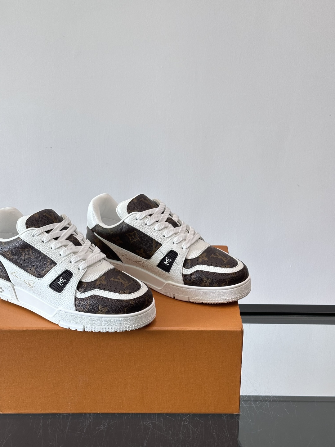 驴家 新配色 trainer运动鞋，本款 LV Trainer 运动鞋取材柔软粒面小牛皮，呈现纯净色调，