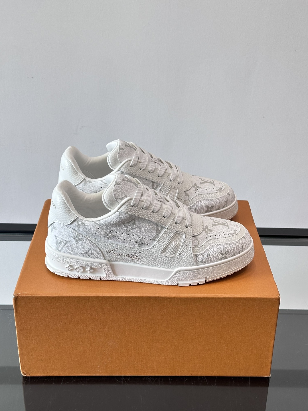 NO:555841,Lujia new color matching trainer sneakers, this LV Trainer sneaker is made of soft grained calfskin, showing pure colors, the #54 logo on the back traces the brand's birth in 1854, the designer's handwritten brand logo embellishes one side, virgil abloh personally designed it, a very commemorative sneaker, the new LV Louis Vuitton louis vuitton trainer sneaker low casual sports culture versatile basketball shoes  ,size39-44 (38.45 customized),,louis vuitton,louis vuitton,louis vuitton,louis vuitton,louis vuitton,sneakers,cowhide19860909驴家 新配色 trainer运动鞋,本款 LV Trainer 运动鞋取材柔软粒面小牛皮,呈现纯净色调,后部#54标识追溯品牌诞生于1854年,设计师手写体品牌标识点缀一侧,virgil abloh亲自操刀设计,非常具有纪念价值的一款运动鞋,全新lv路易威登louis vuitton trainer sneaker low休闲运动文化百搭篮球板鞋 ,size39-44（38.45定制）,,louis vuitton,louis vuitton,louis vuitton,louis vuitton,louis vuitton,sneakers,cowhide,Men's shoes