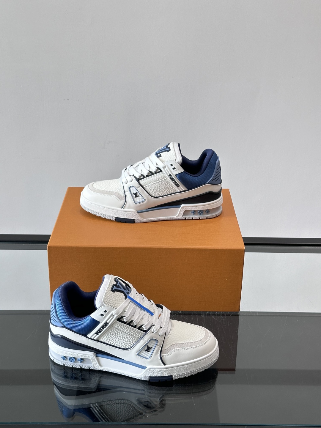 驴家 新配色 trainer运动鞋，本款 LV Trainer 运动鞋取材柔软粒面小牛皮，呈现纯净色调，