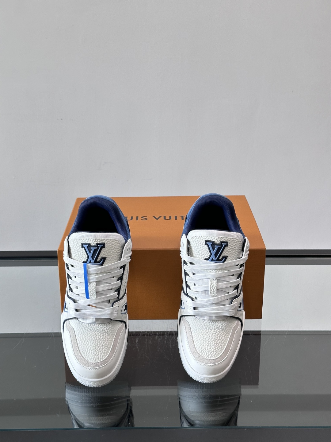 驴家 新配色 trainer运动鞋，本款 LV Trainer 运动鞋取材柔软粒面小牛皮，呈现纯净色调，