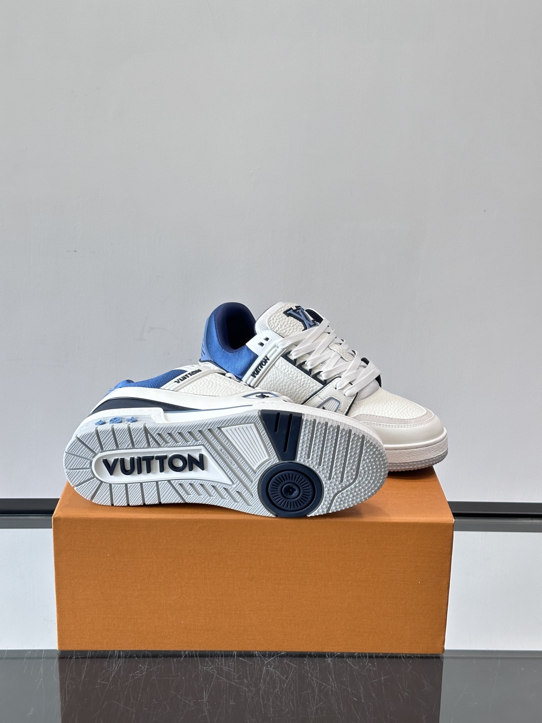 驴家 新配色 trainer运动鞋，本款 LV Trainer 运动鞋取材柔软粒面小牛皮，呈现纯净色调，