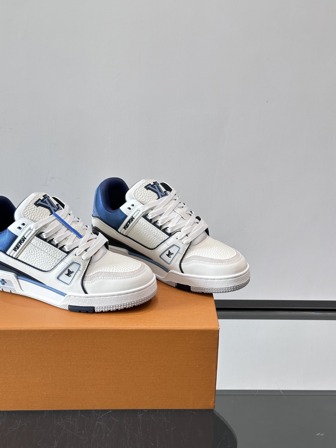 驴家 新配色 trainer运动鞋，本款 LV Trainer 运动鞋取材柔软粒面小牛皮，呈现纯净色调，