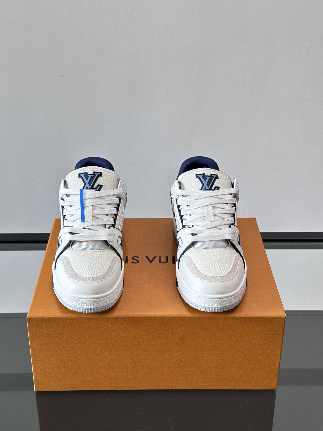 驴家 新配色 trainer运动鞋，本款 LV Trainer 运动鞋取材柔软粒面小牛皮，呈现纯净色调，