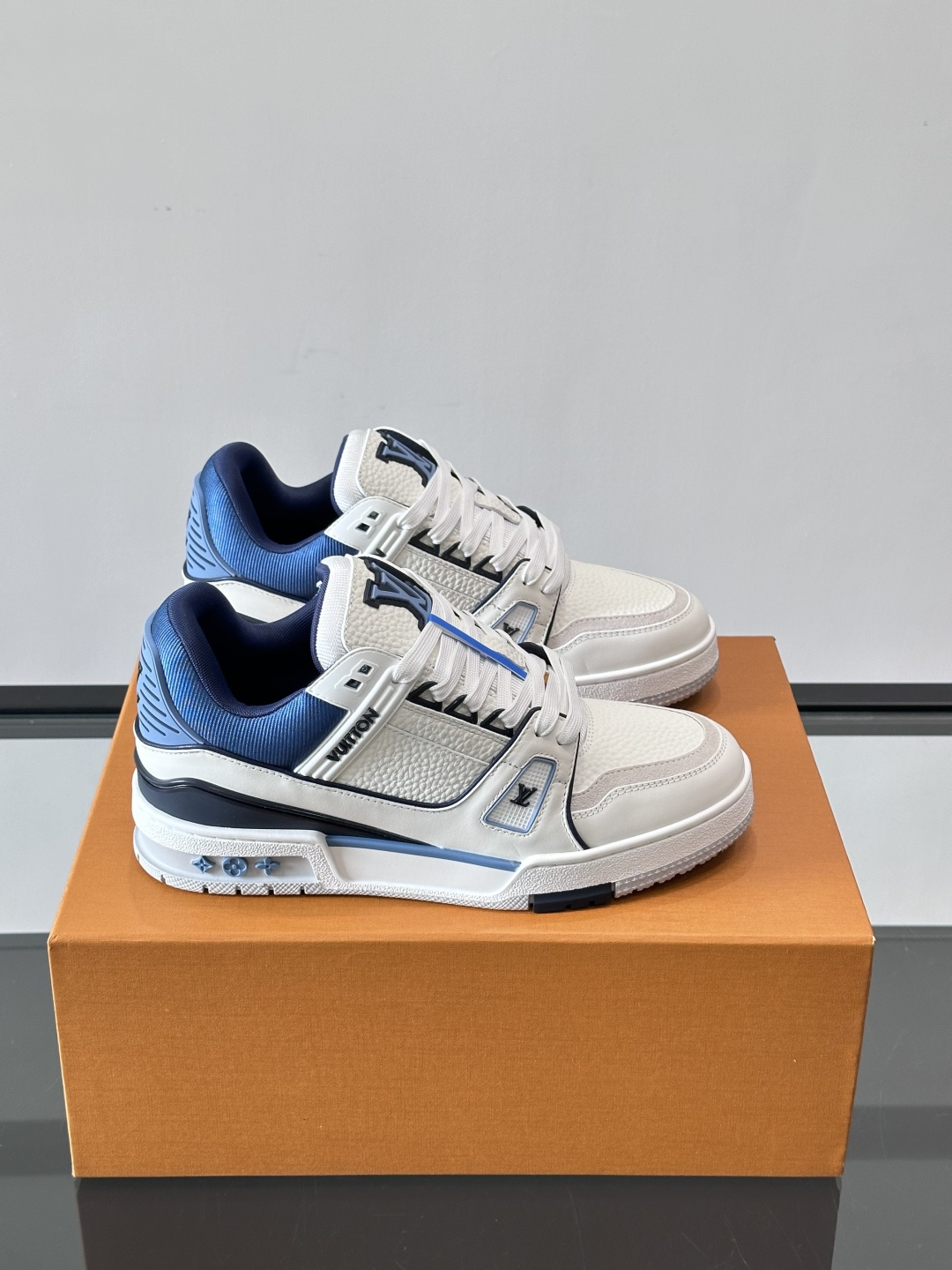 驴家 新配色 trainer运动鞋，本款 LV Trainer 运动鞋取材柔软粒面小牛皮，呈现纯净色调，