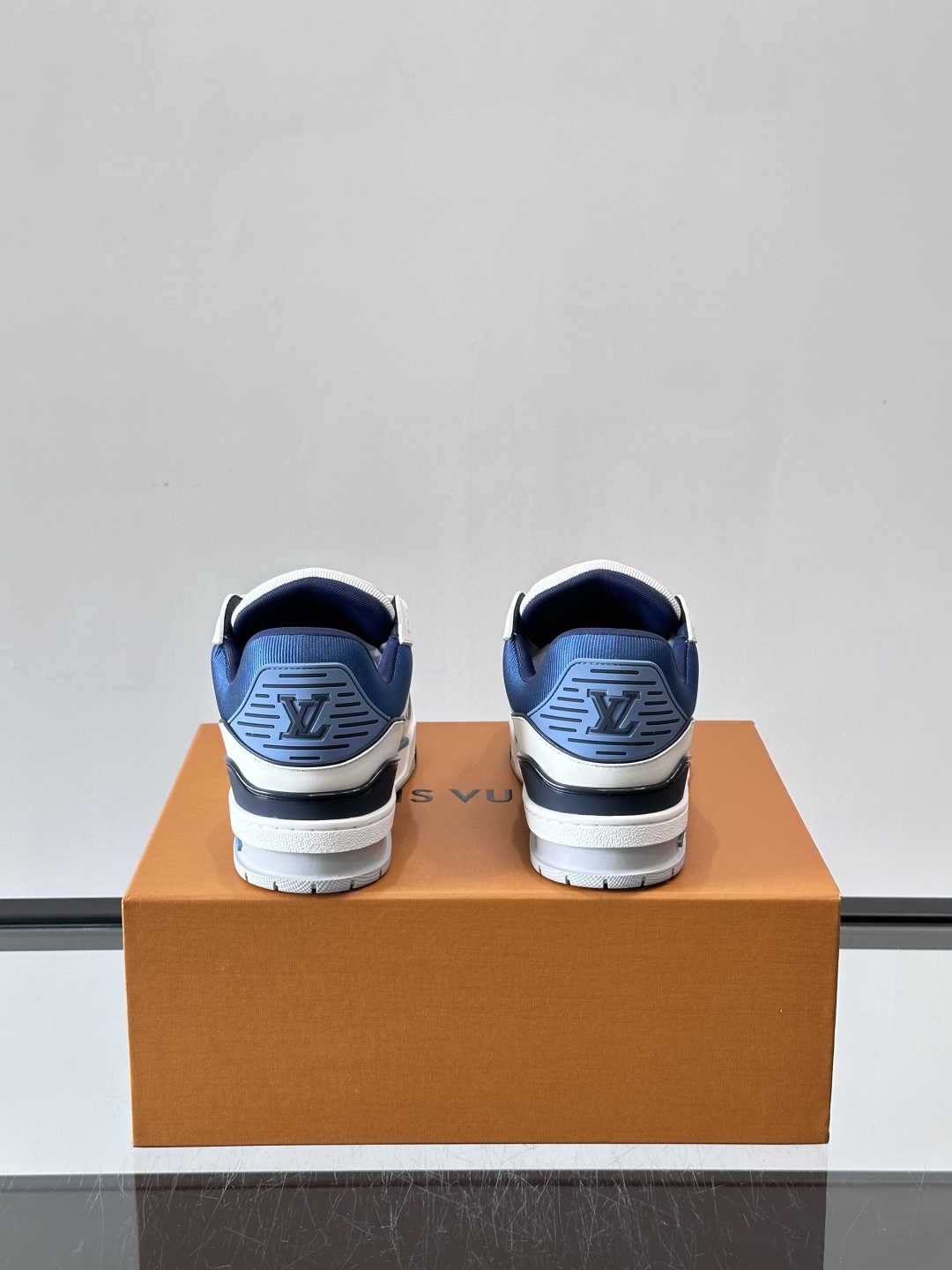 驴家 新配色 trainer运动鞋，本款 LV Trainer 运动鞋取材柔软粒面小牛皮，呈现纯净色调，