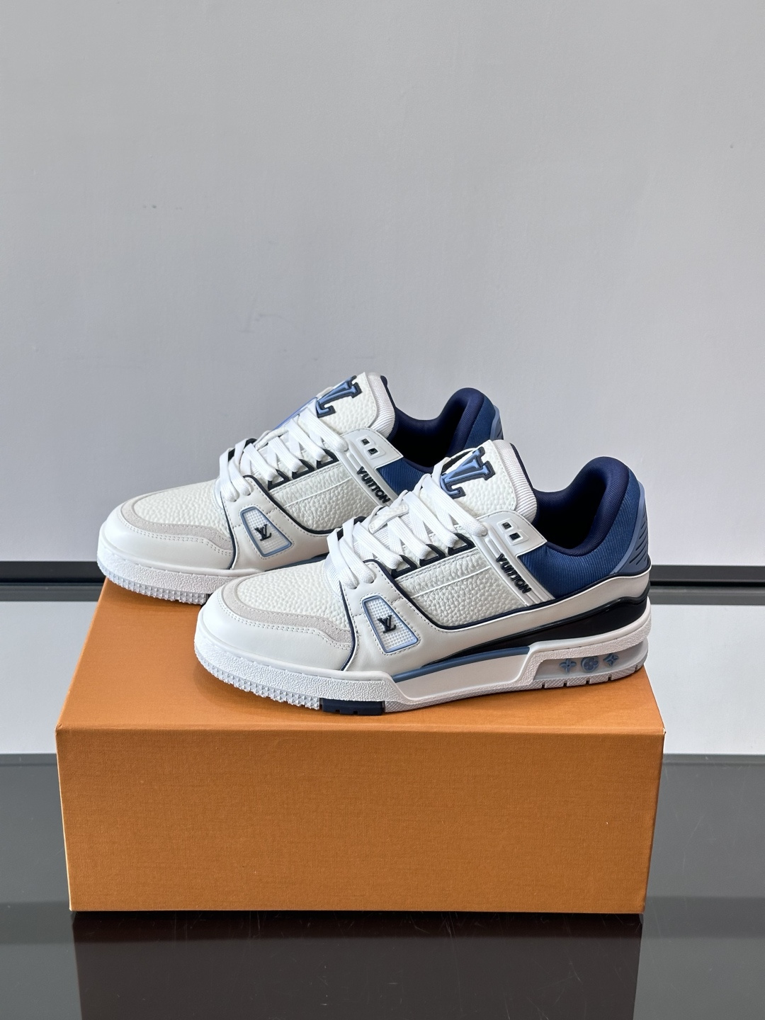 驴家 新配色 trainer运动鞋，本款 LV Trainer 运动鞋取材柔软粒面小牛皮，呈现纯净色调，