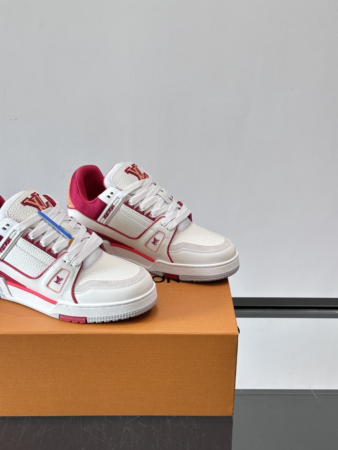 驴家 新配色 trainer运动鞋，本款 LV Trainer 运动鞋取材柔软粒面小牛皮，呈现纯净色调，