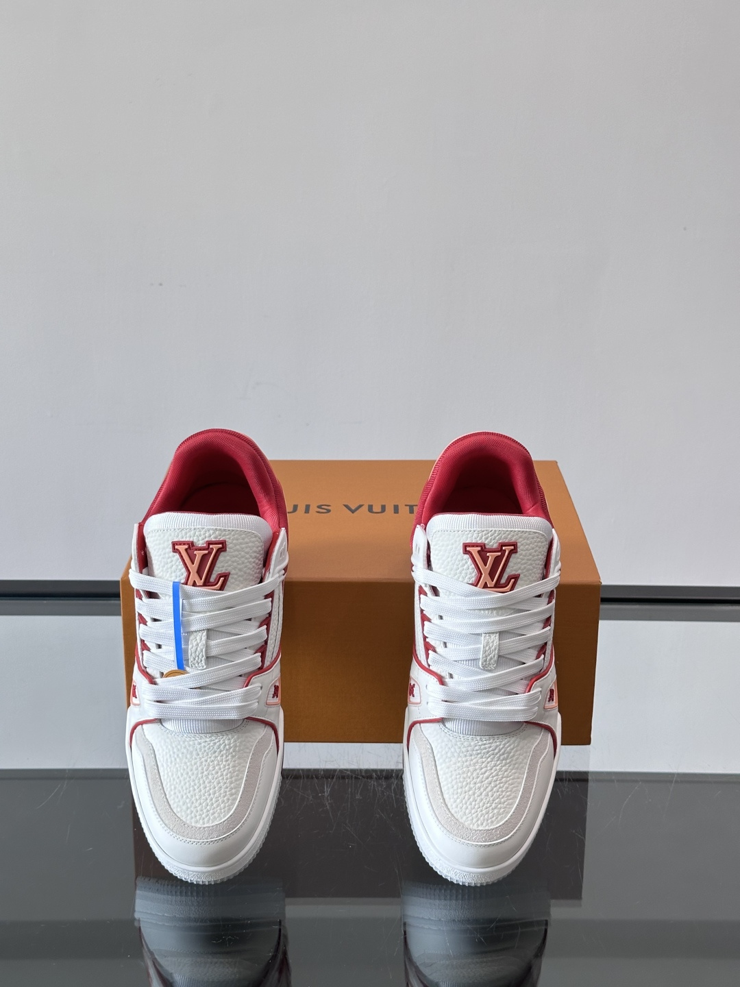 驴家 新配色 trainer运动鞋，本款 LV Trainer 运动鞋取材柔软粒面小牛皮，呈现纯净色调，