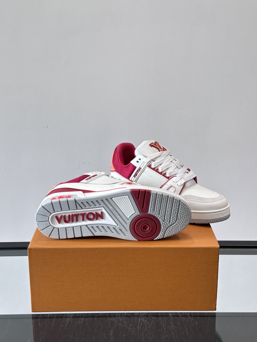 驴家 新配色 trainer运动鞋，本款 LV Trainer 运动鞋取材柔软粒面小牛皮，呈现纯净色调，