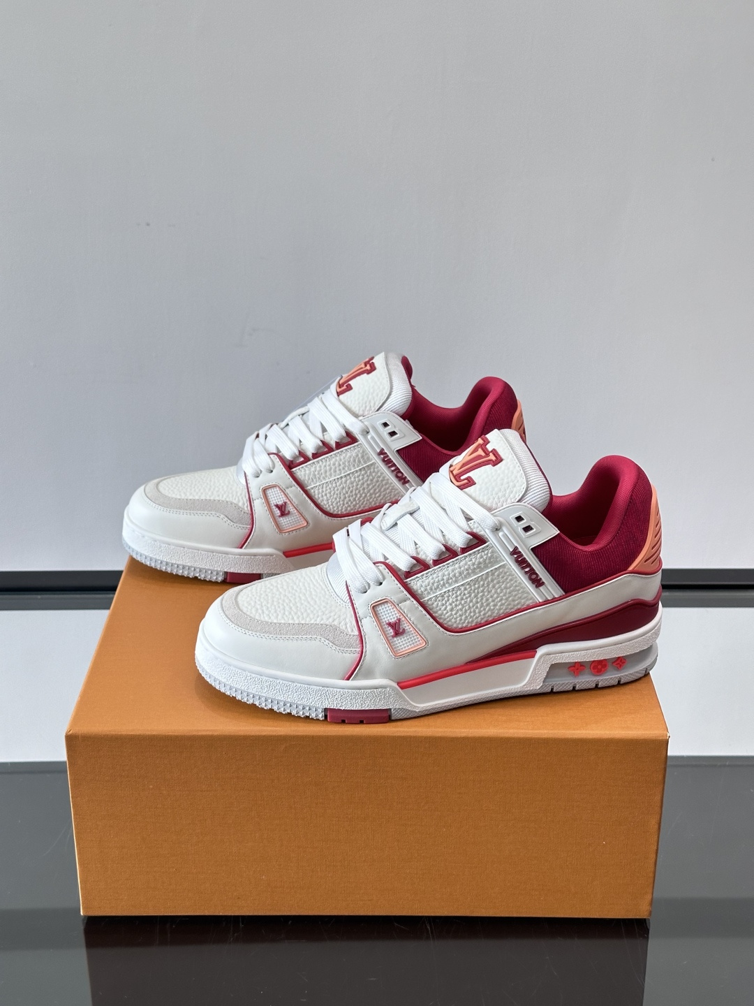 驴家 新配色 trainer运动鞋，本款 LV Trainer 运动鞋取材柔软粒面小牛皮，呈现纯净色调，