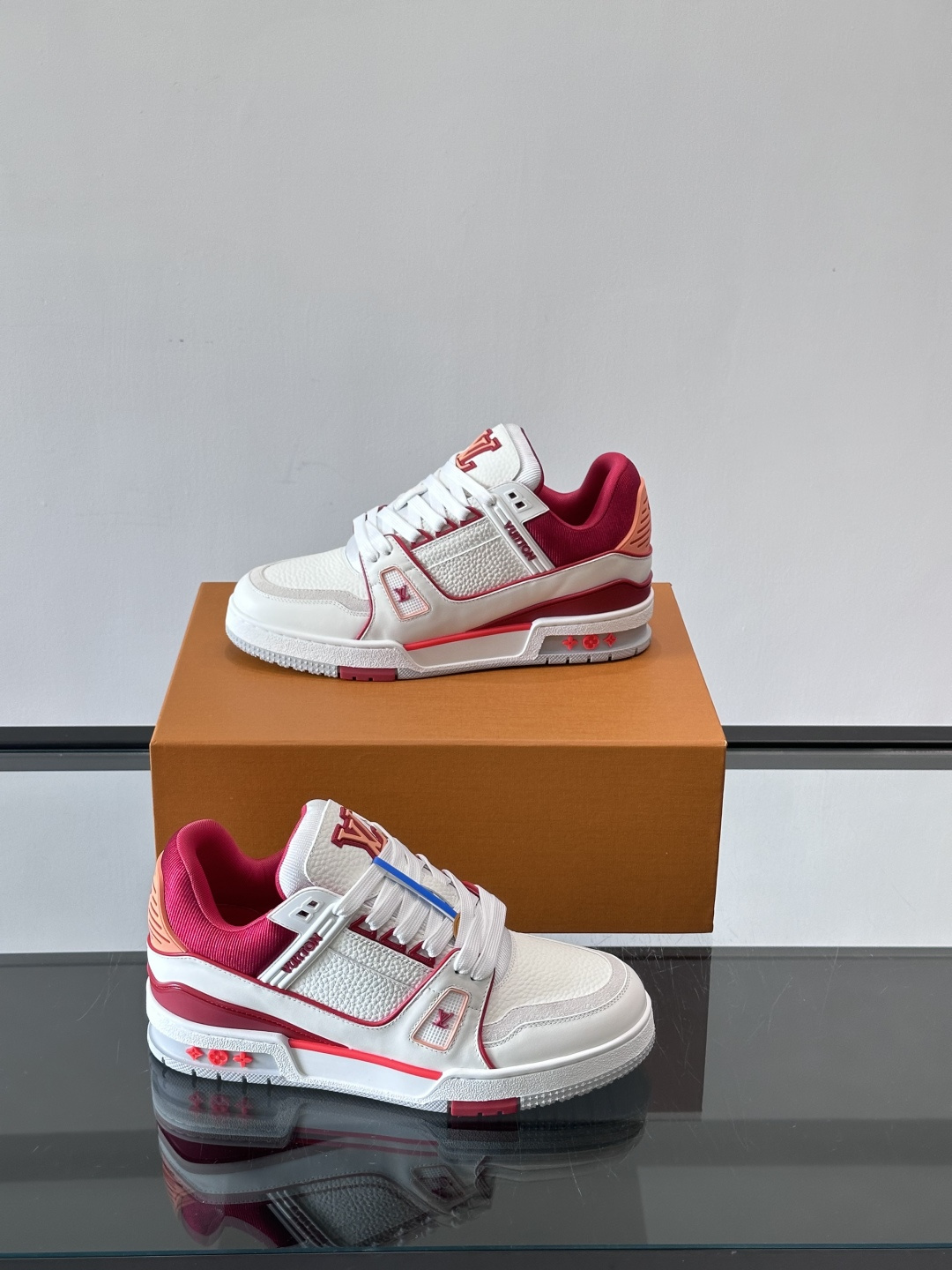 驴家 新配色 trainer运动鞋，本款 LV Trainer 运动鞋取材柔软粒面小牛皮，呈现纯净色调，