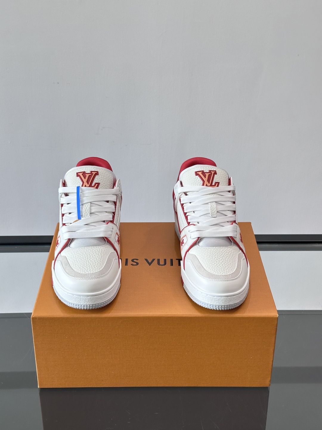 驴家 新配色 trainer运动鞋，本款 LV Trainer 运动鞋取材柔软粒面小牛皮，呈现纯净色调，