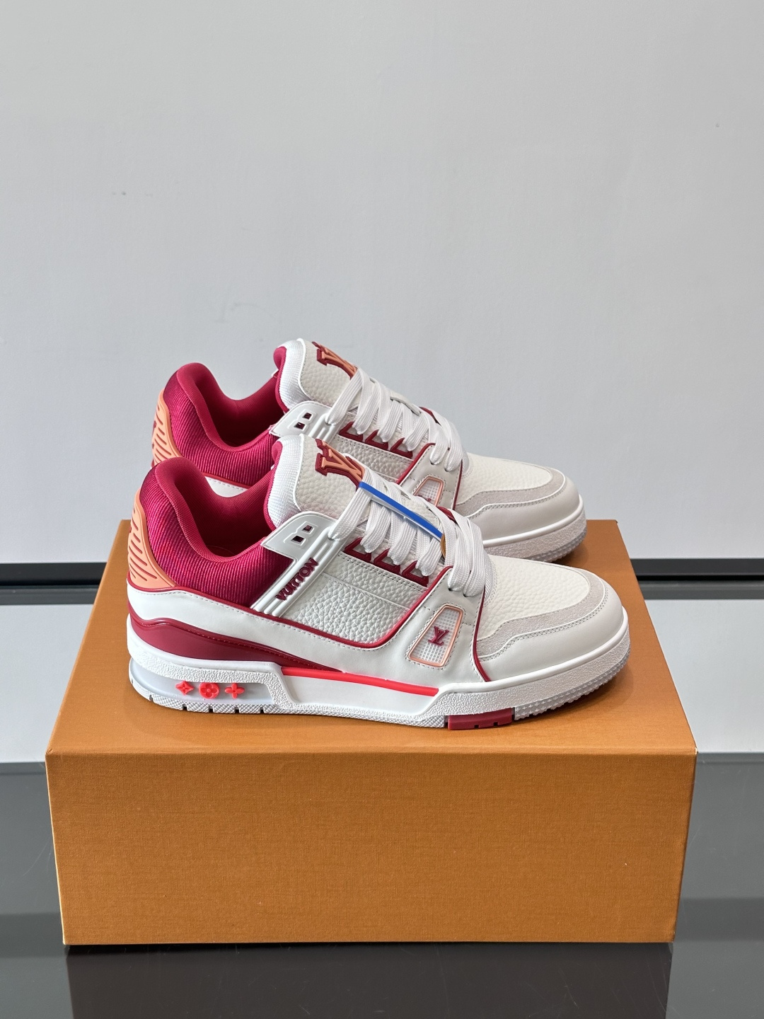 驴家 新配色 trainer运动鞋，本款 LV Trainer 运动鞋取材柔软粒面小牛皮，呈现纯净色调，