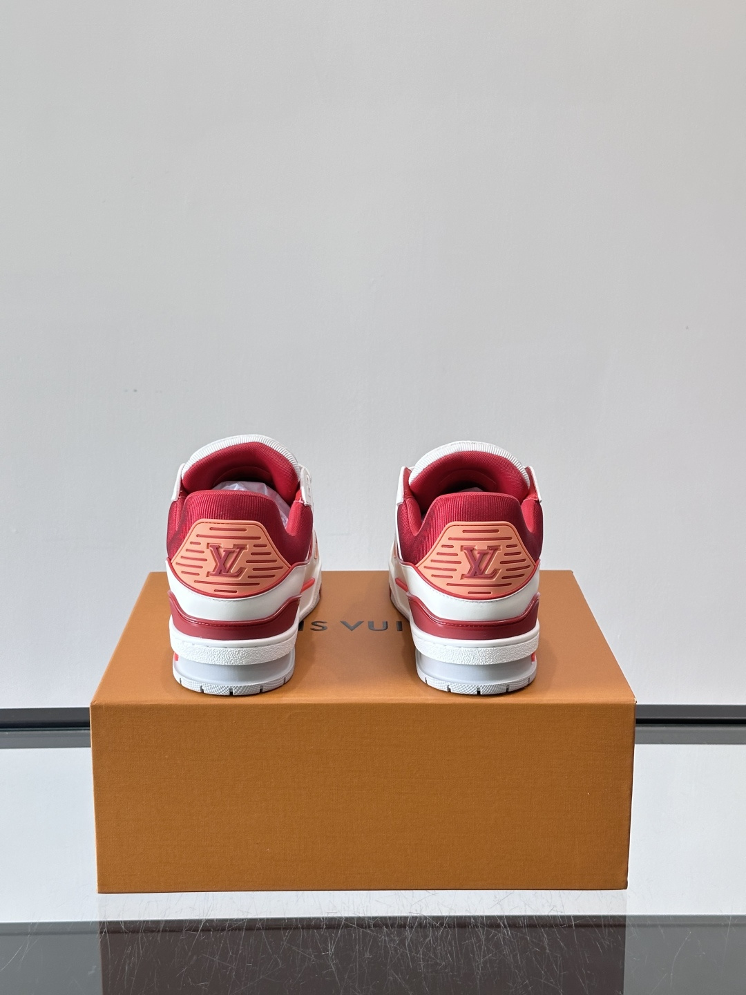 驴家 新配色 trainer运动鞋，本款 LV Trainer 运动鞋取材柔软粒面小牛皮，呈现纯净色调，