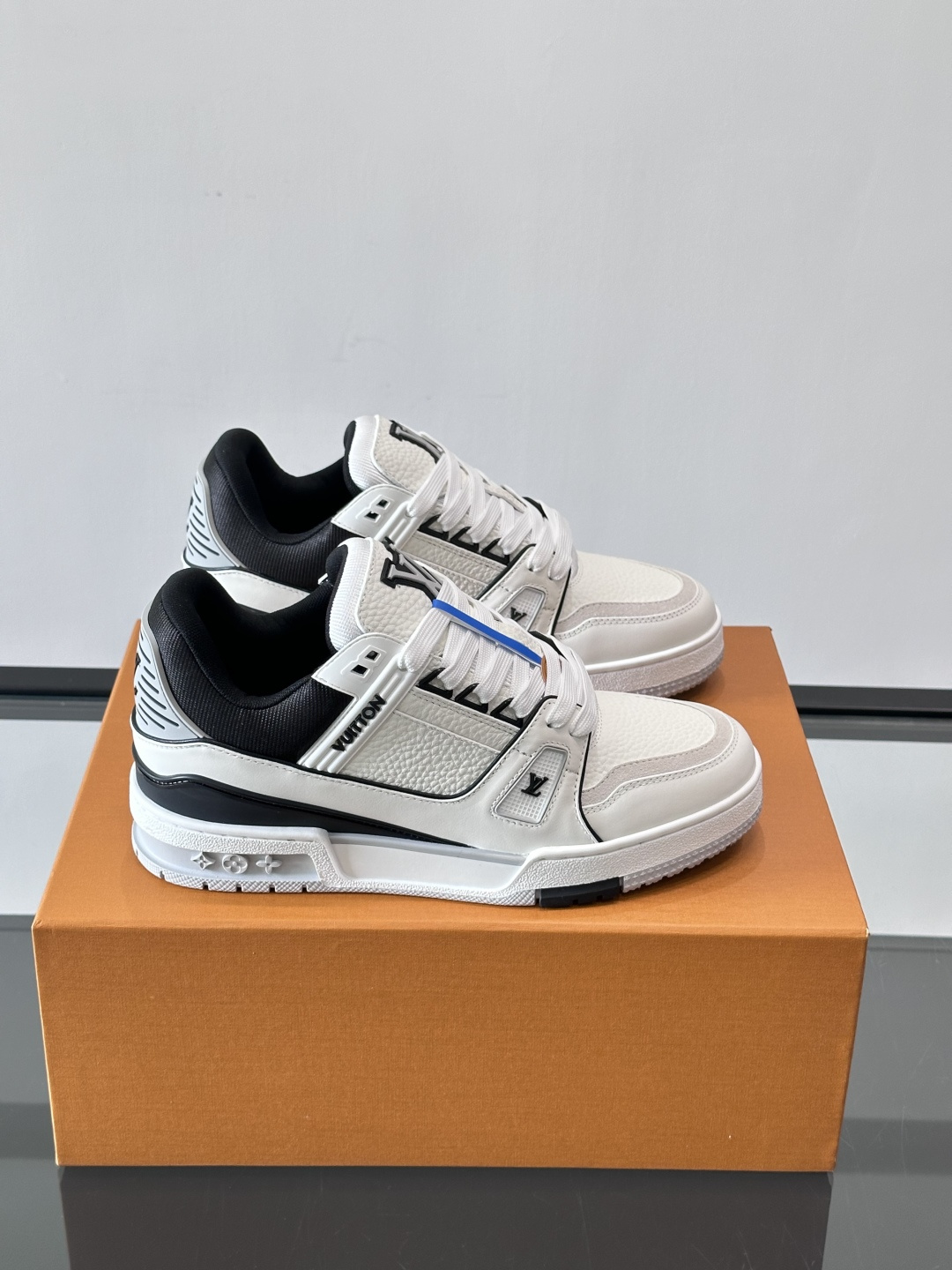 驴家 新配色 trainer运动鞋，本款 LV Trainer 运动鞋取材柔软粒面小牛皮，呈现纯净色调，