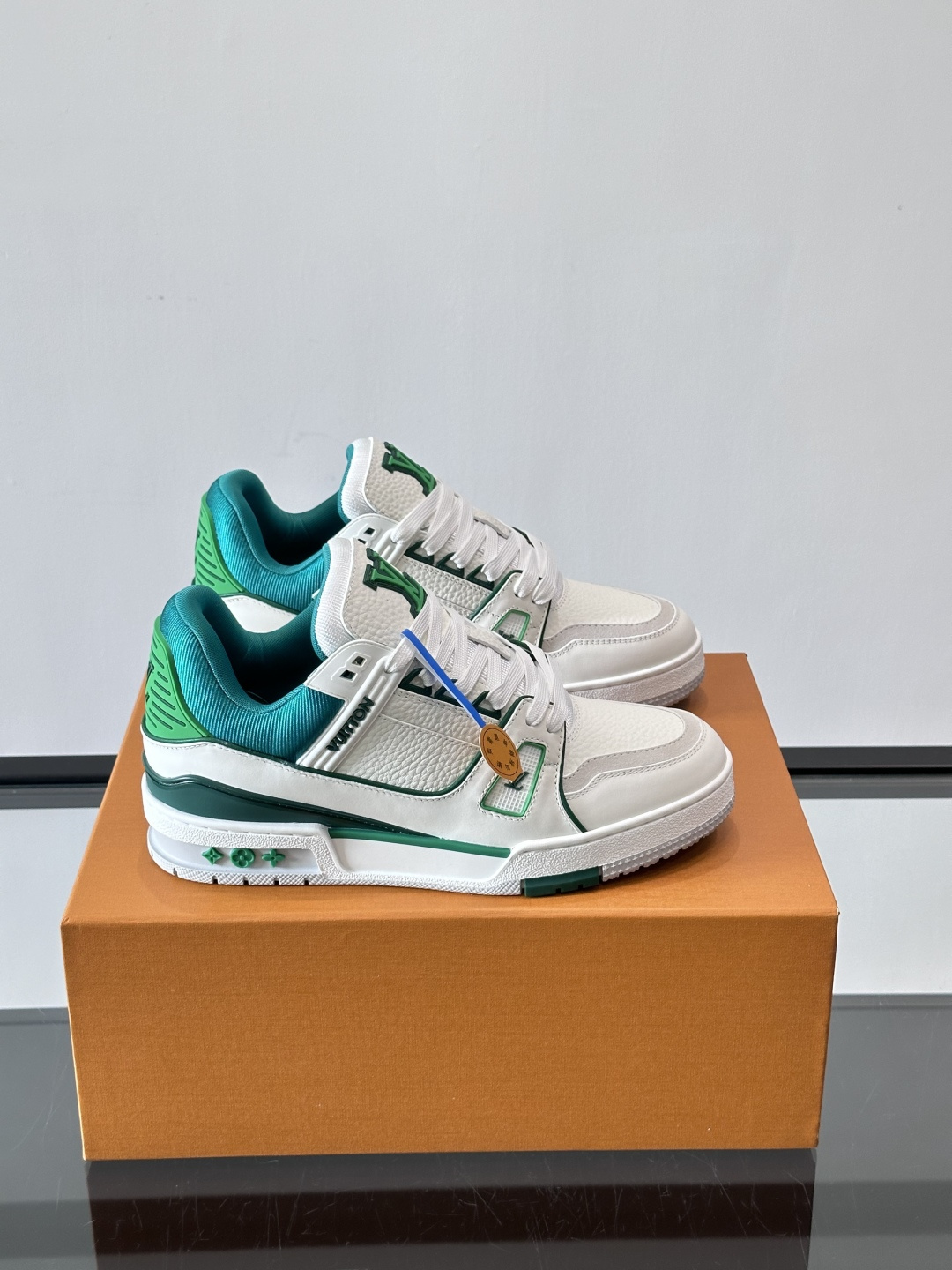 驴家 新配色 trainer运动鞋，本款 LV Trainer 运动鞋取材柔软粒面小牛皮，呈现纯净色调，