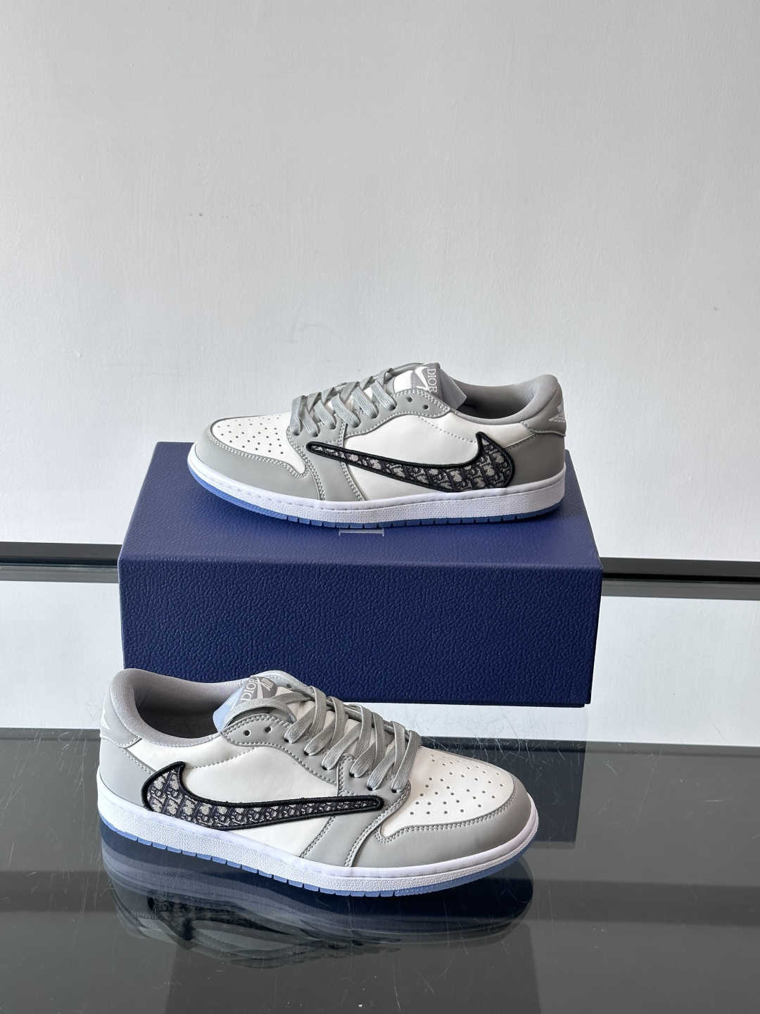 ◾️▫️Dio* X nike联名🆕低帮休闲运动鞋，采用进口老花帆布拼接头层牛皮材质精心制作，侧身联名印