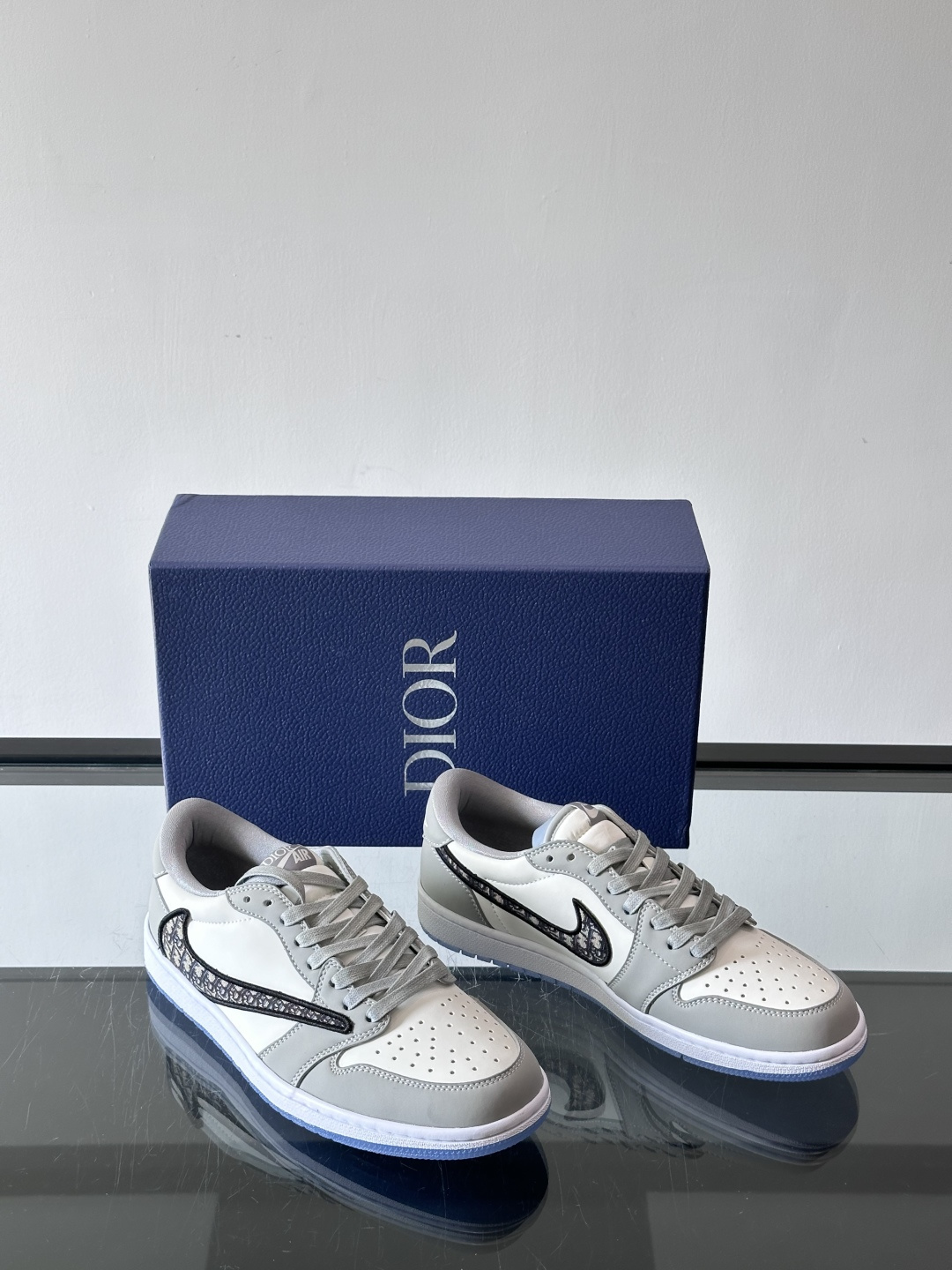 ◾️▫️Dio* X nike联名🆕低帮休闲运动鞋，采用进口老花帆布拼接头层牛皮材质精心制作，侧身联名印