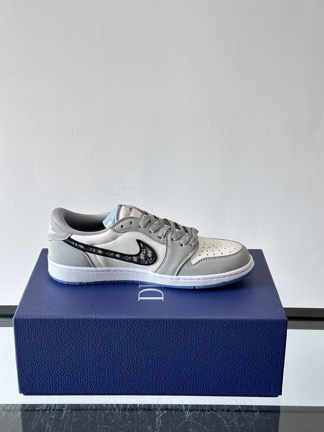 ◾️▫️Dio* X nike联名🆕低帮休闲运动鞋，采用进口老花帆布拼接头层牛皮材质精心制作，侧身联名印