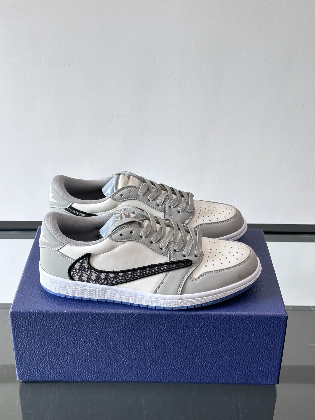 ◾️▫️Dio* X nike联名🆕低帮休闲运动鞋，采用进口老花帆布拼接头层牛皮材质精心制作，侧身联名印