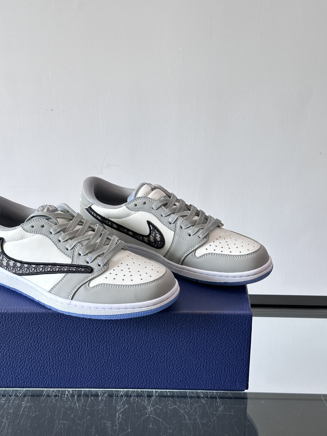 ◾️▫️Dio* X nike联名🆕低帮休闲运动鞋，采用进口老花帆布拼接头层牛皮材质精心制作，侧身联名印