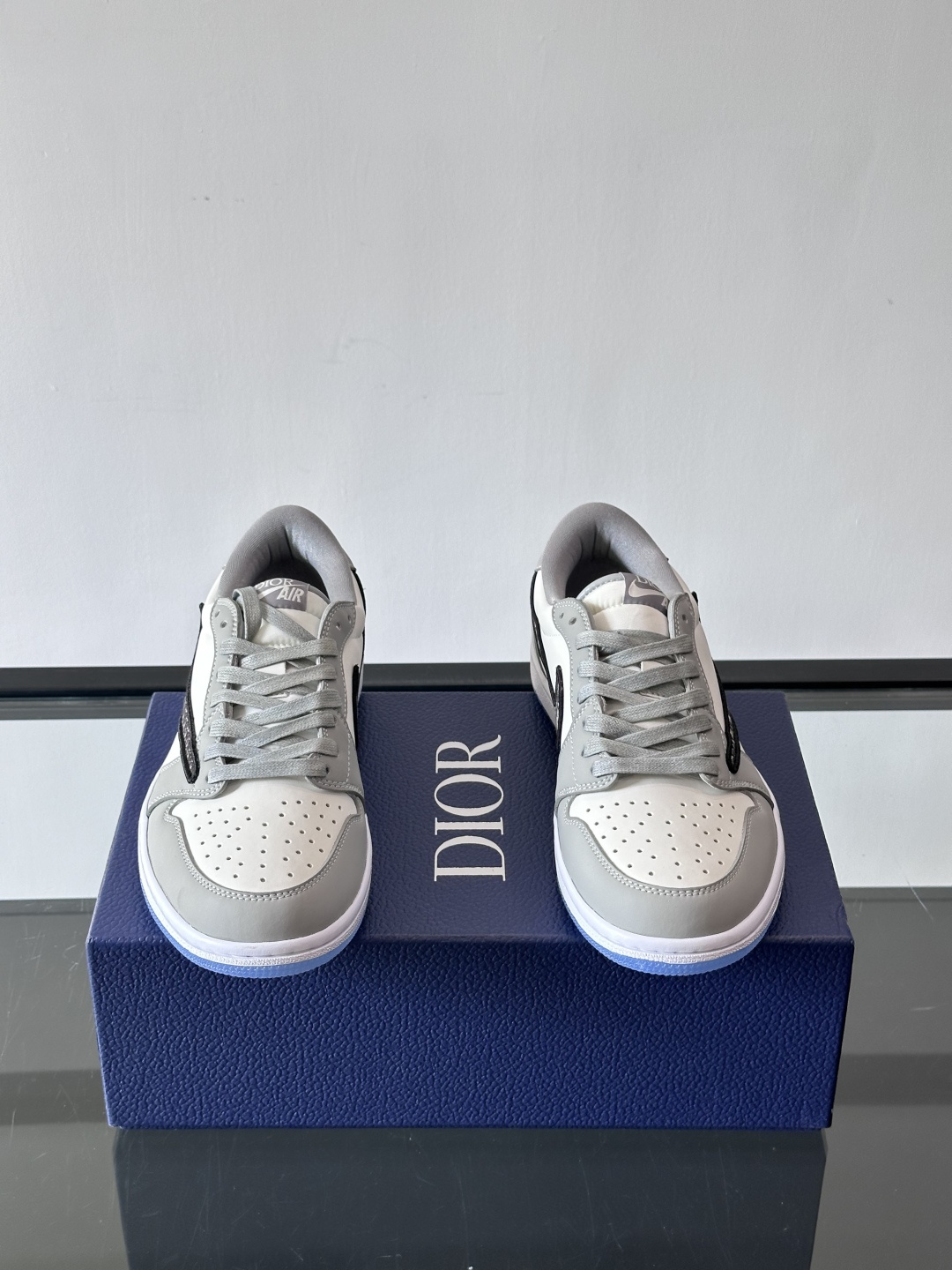 ◾️▫️Dio* X nike联名🆕低帮休闲运动鞋，采用进口老花帆布拼接头层牛皮材质精心制作，侧身联名印