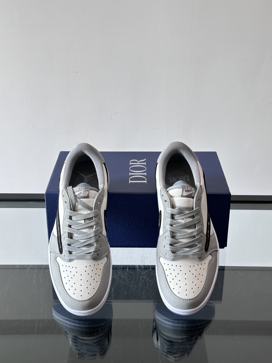 ◾️▫️Dio* X nike联名🆕低帮休闲运动鞋，采用进口老花帆布拼接头层牛皮材质精心制作，侧身联名印